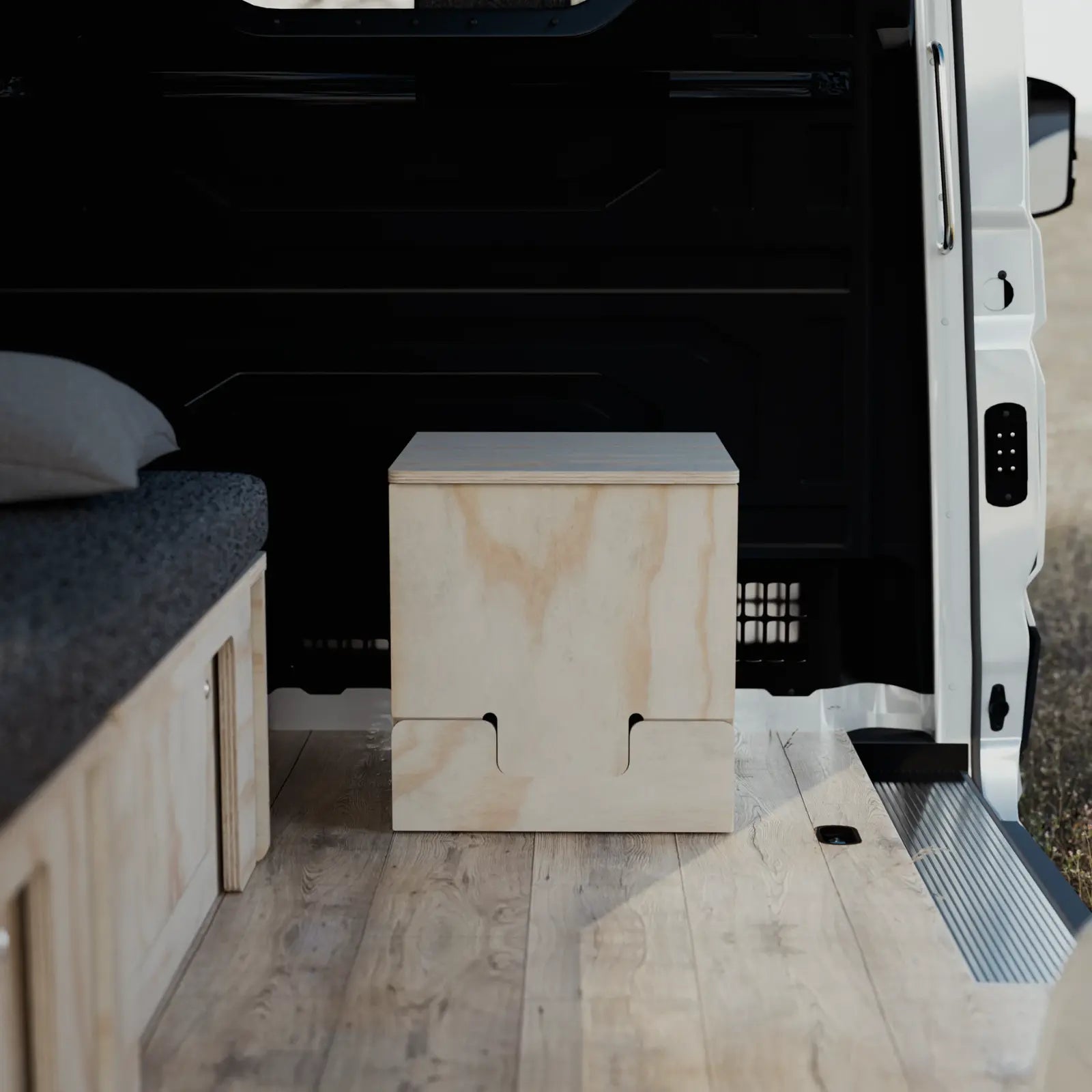 Mueble camper Pinets para inodoro portátil Potti - ángulo frontal