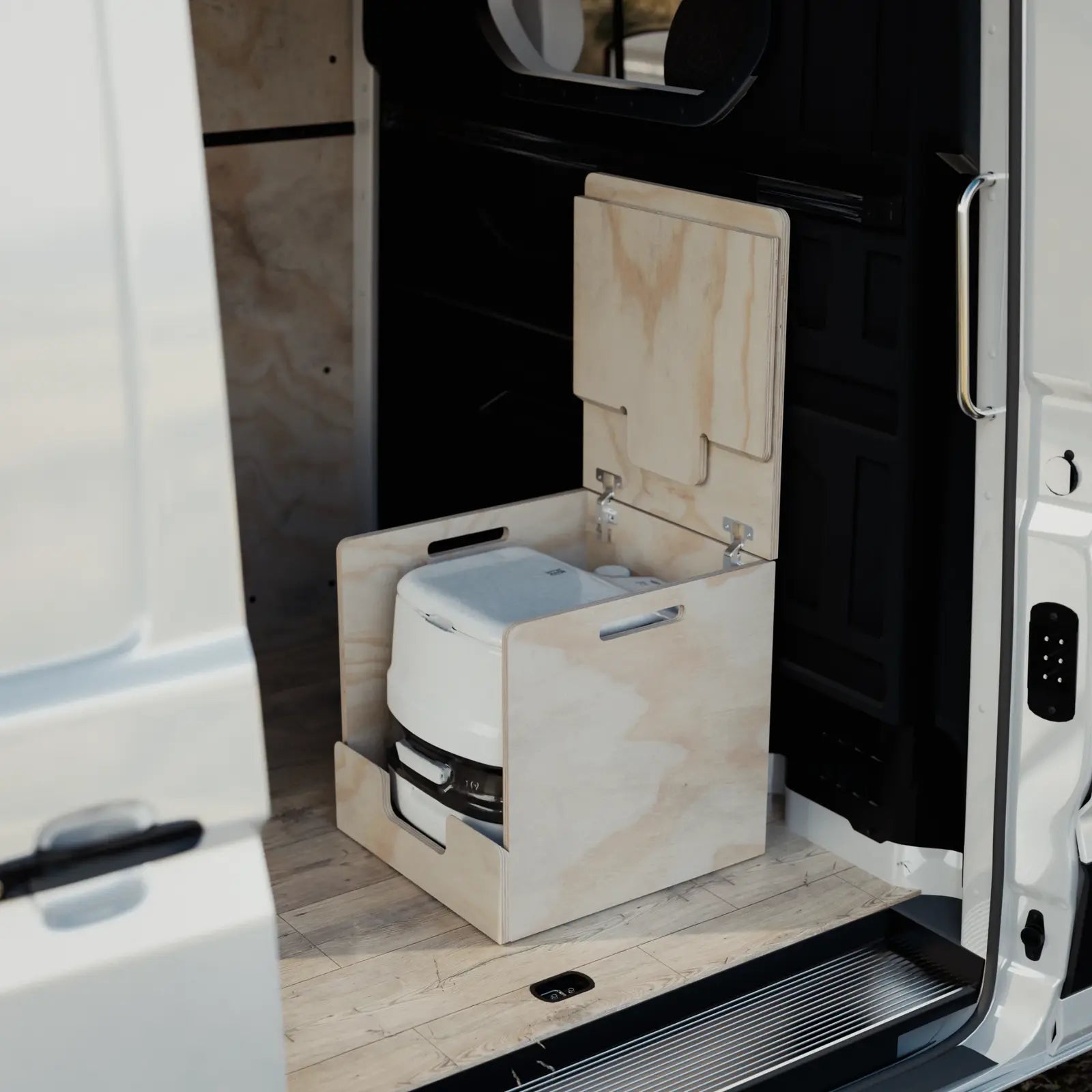 Mueble baño camper Pinets con inodoro portátil Potti - vista frontal